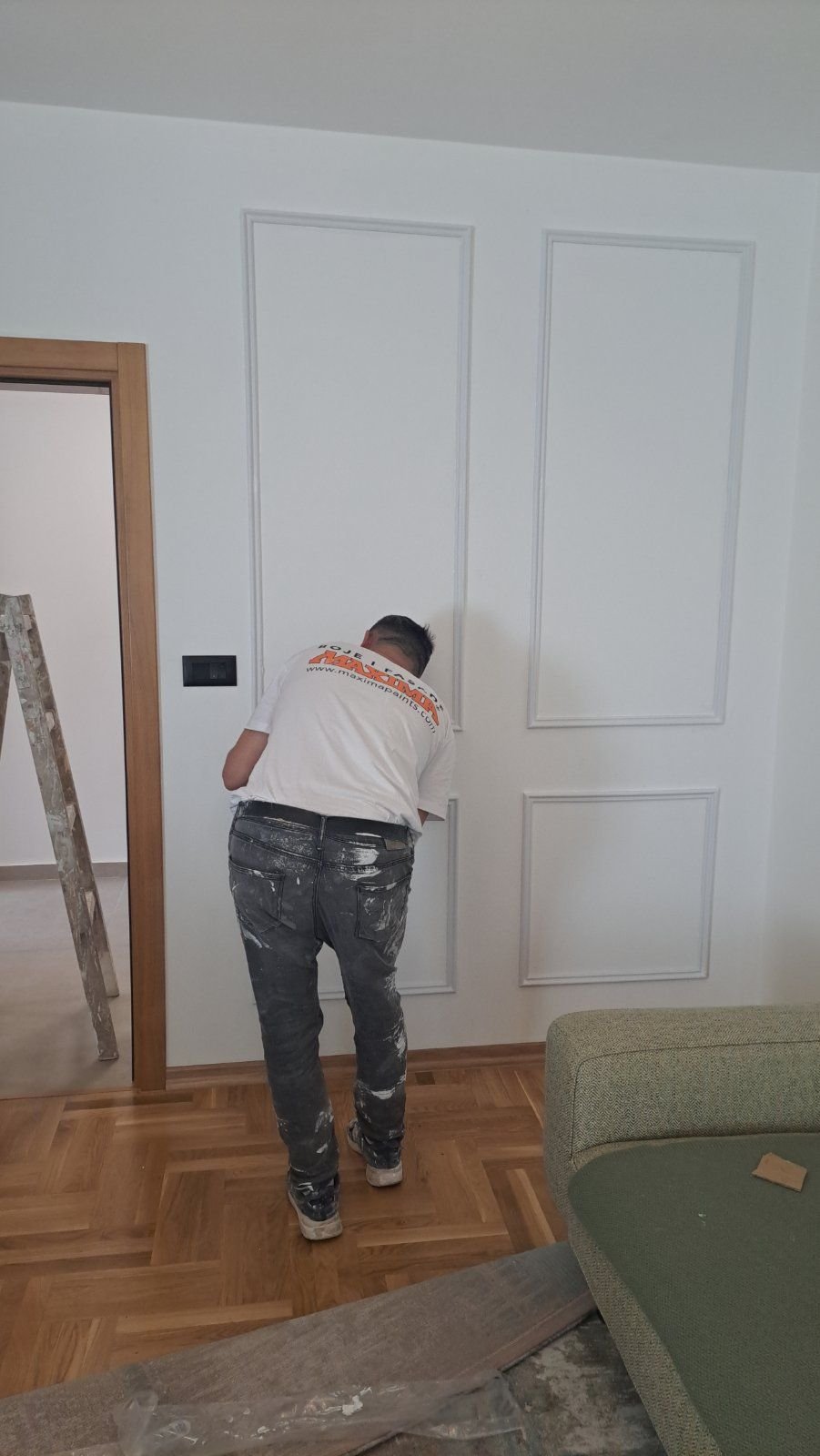 Radnik Moler Bato tima u Maxima majici — bijeli zid sa ukrasnim lajsnama
